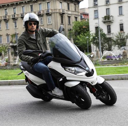 Piaggio MP3 300 hpe rappresenta la versione più agile e leggera di Piaggio MP3