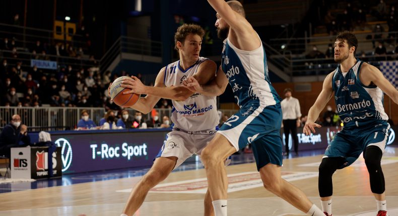 Blu Basket, battuta la capolista Cantù  Con un finale di gara sontuoso ispirato dell’ex Rodriguez (19-4 negli ultimi 4′), la Gruppo  Mascio conquista un successo di prestigio con cui chiude il girone di andata da imbattuta  sul proprio parquet.