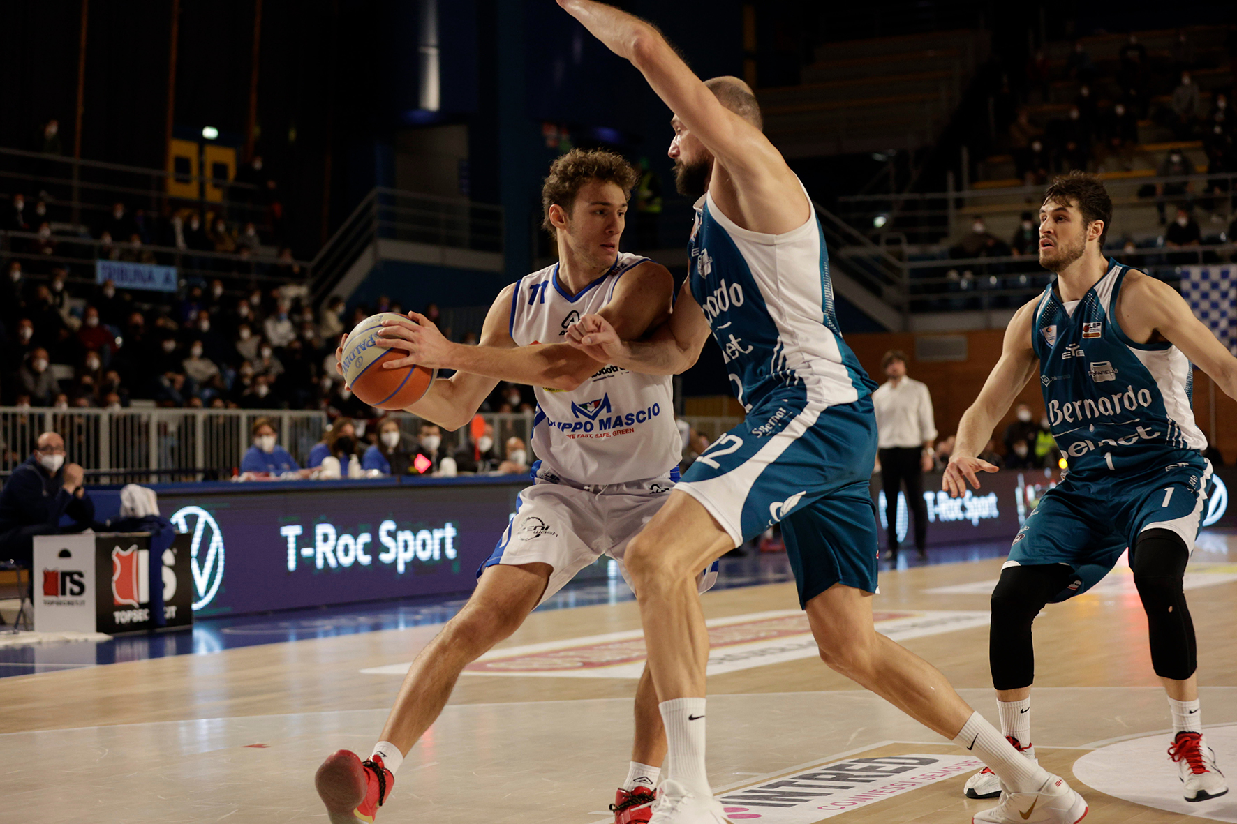 Blu Basket, battuta la capolista Cantù  Con un finale di gara sontuoso ispirato dell’ex Rodriguez (19-4 negli ultimi 4′), la Gruppo  Mascio conquista un successo di prestigio con cui chiude il girone di andata da imbattuta  sul proprio parquet.