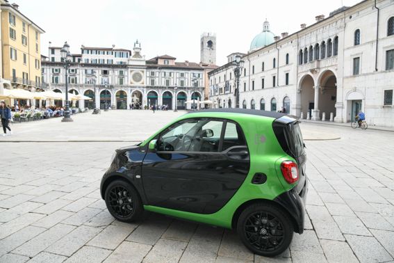 Mercedes-Benz Italia rinnova il comodato d’uso e consegna una smart Electric Drive al Comune